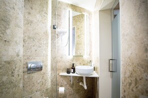 Quarto casal básico | Banheiro | Chuveiro, chuveiro com efeito de chuva, produtos de toalete grátis 