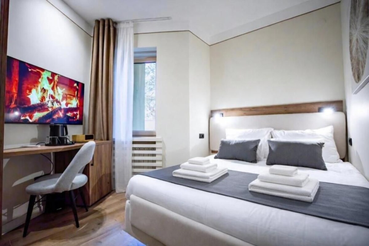 Basic Double Room | In-room safe, desk, blackout drapes, soundproofing