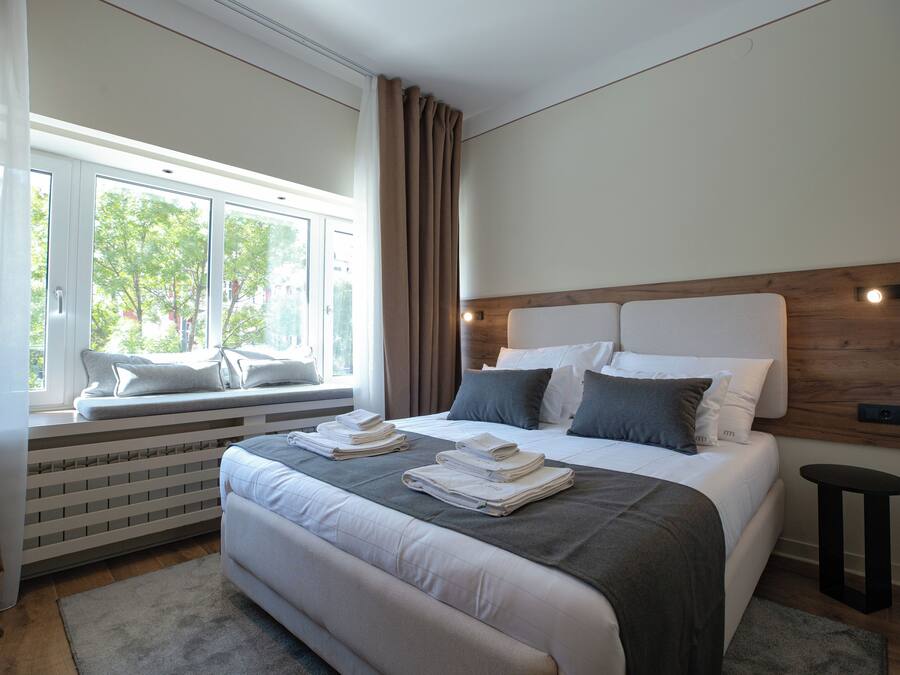 Quarto casal econômico, vista para a cidade | Cofres nos quartos, escrivaninha, cortinas blackout