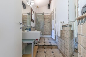 Shower, hair dryer, bidet, towels - GuestHost - Lumionso apartment located in an elegant period building and equipped with all the comforts to accommodate two people. The apt is located in the central area (ZTL), less than 500m from Palazzo d'Accursio near the Quadrilatero, in a neighborho (Bologna)