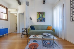 TV - GuestHost - Lumionso apartment located in an elegant period building and equipped with all the comforts to accommodate two people. The apt is located in the central area (ZTL), less than 500m from Palazzo d'Accursio near the Quadrilatero, in a neighborho (Bologna)