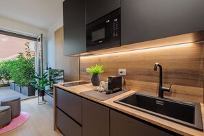 Frigorifero, microonde, forno, piano cottura