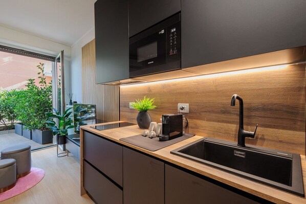 Kühlschrank, Mikrowelle, Ofen, Herdplatte