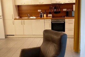 冷蔵庫、電子レンジ、オーブン、コンロ