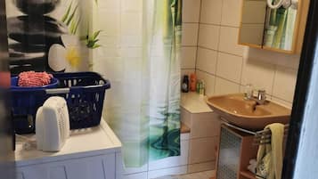 Serviettes fournies, savon, shampoing, papier toilette