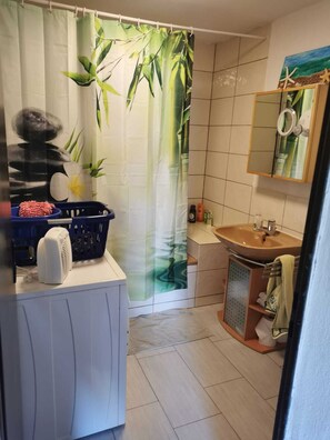 Serviettes fournies, savon, shampoing, papier toilette