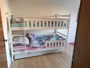 2 slaapkamers, een strijkplank/strijkijzer, wifi, beddengoed