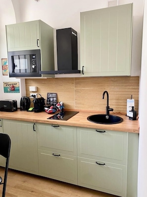 Kühlschrank, Mikrowelle, Ofen, Herdplatte