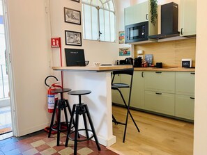 Kühlschrank, Mikrowelle, Ofen, Herdplatte