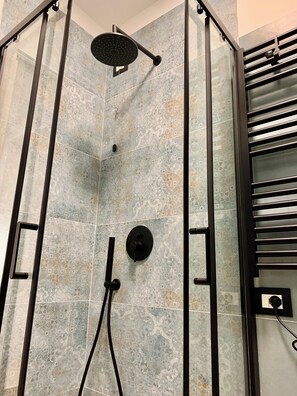 Douche, sĂšche-cheveux, serviettes fournies, savon