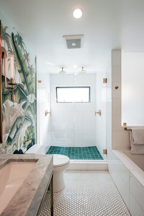 Dusche, Whirlpool, Haartrockner, Handtücher