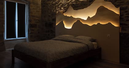 Large, very spacious bedroom (en-suite bathroom + WC)