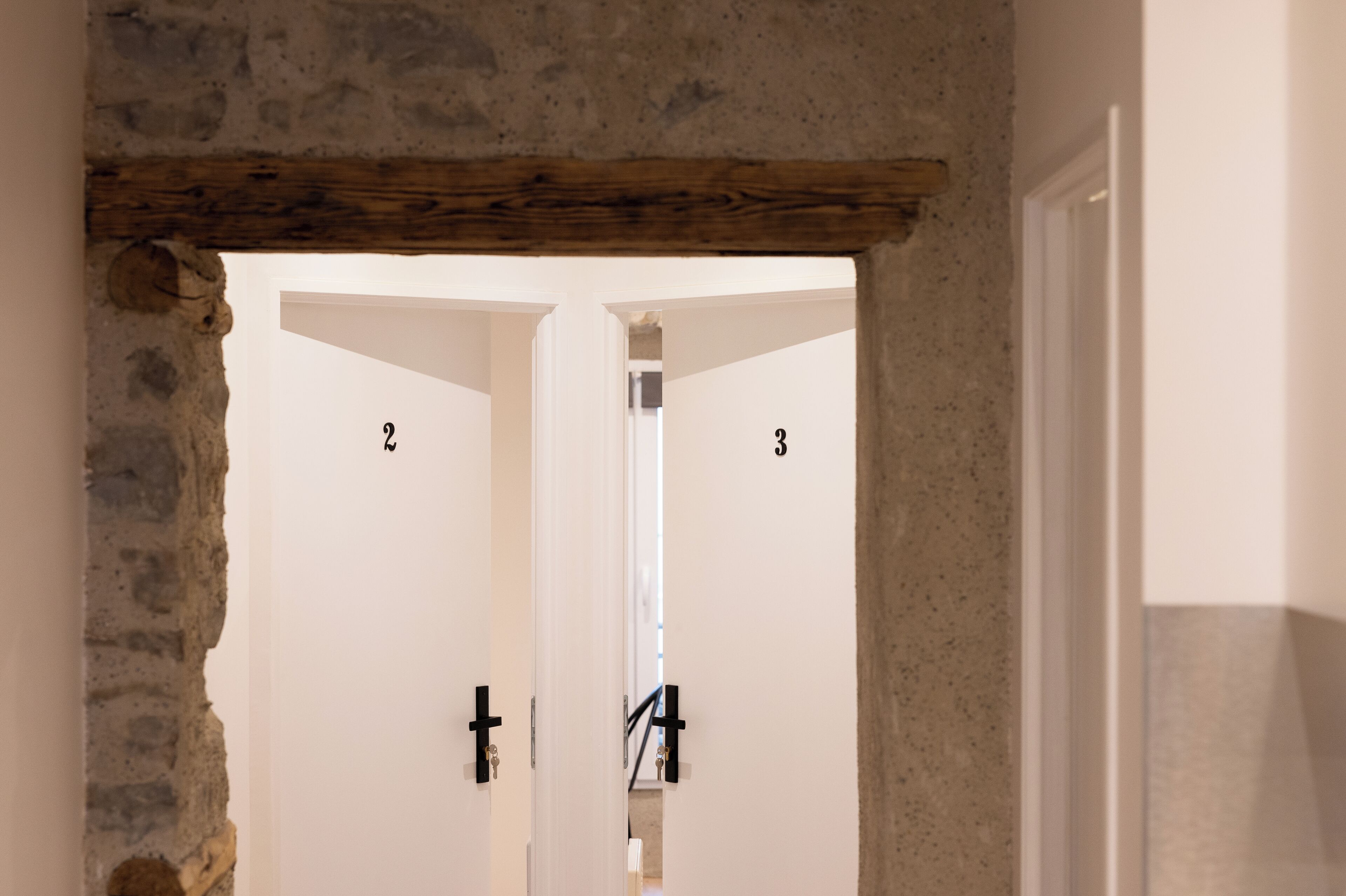 Een douche, een haardroger, handdoeken, zeep