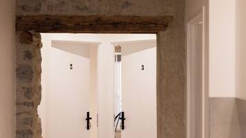 Een douche, een haardroger, handdoeken, zeep