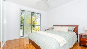 3 bedrooms, iron/ironing board, free WiFi, bed sheets - Poolside Oasis by Experience Jervis Bay (Vincentia)