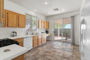 Kjøleskap, mikrobølgeovn, ovn og kokeplater