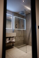 World Champion Suite | Bathroom | Shower, hair dryer, towels, soap
