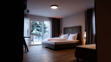 Couple Suite | Hypo-allergenic bedding, in-room safe, laptop workspace