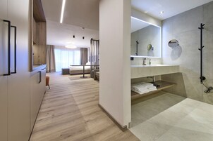 Ropa de cama hipoalergénica y caja de seguridad en la habitación 