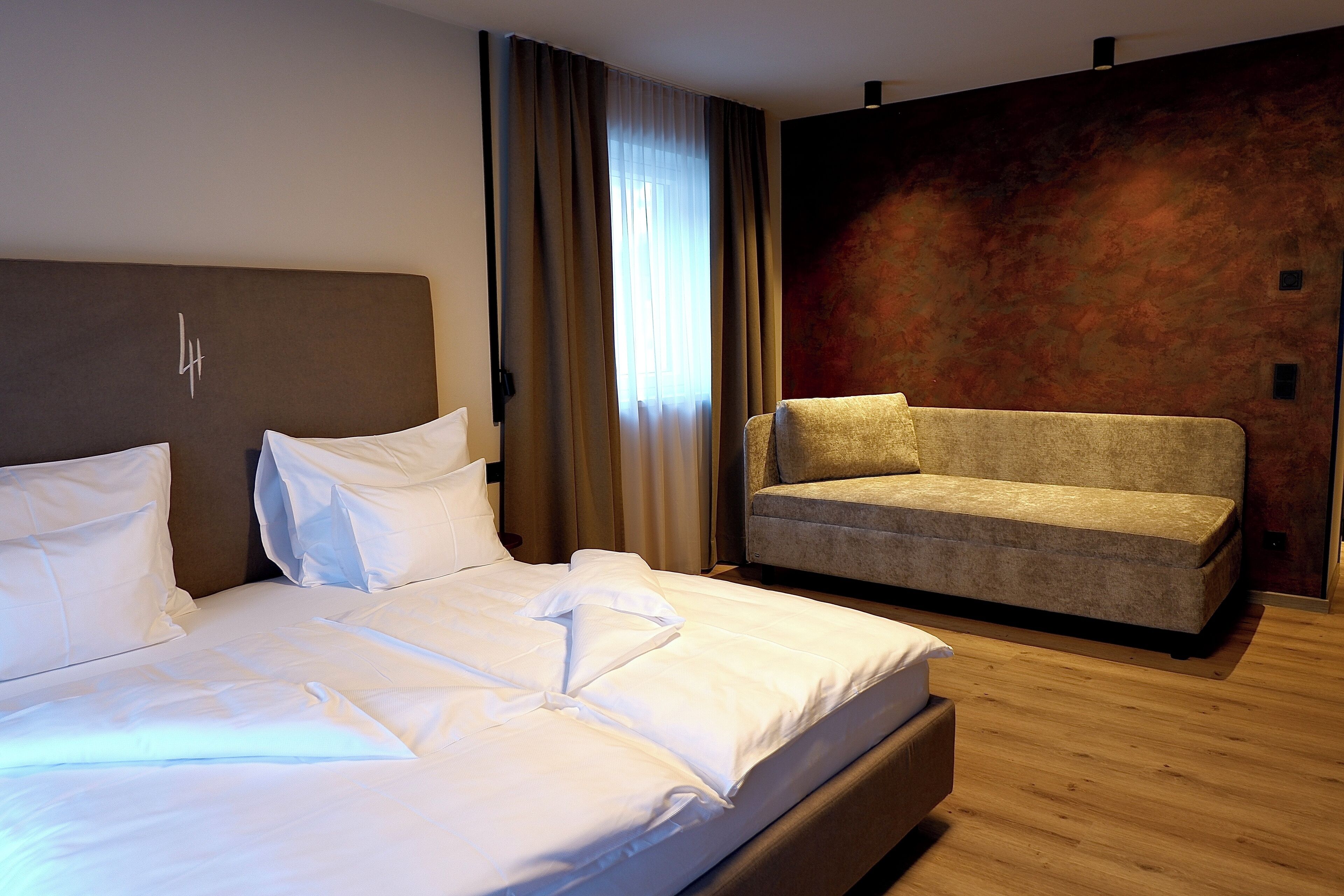 Couple Suite | Allergivenligt sengetøj, pengeskab på værelset