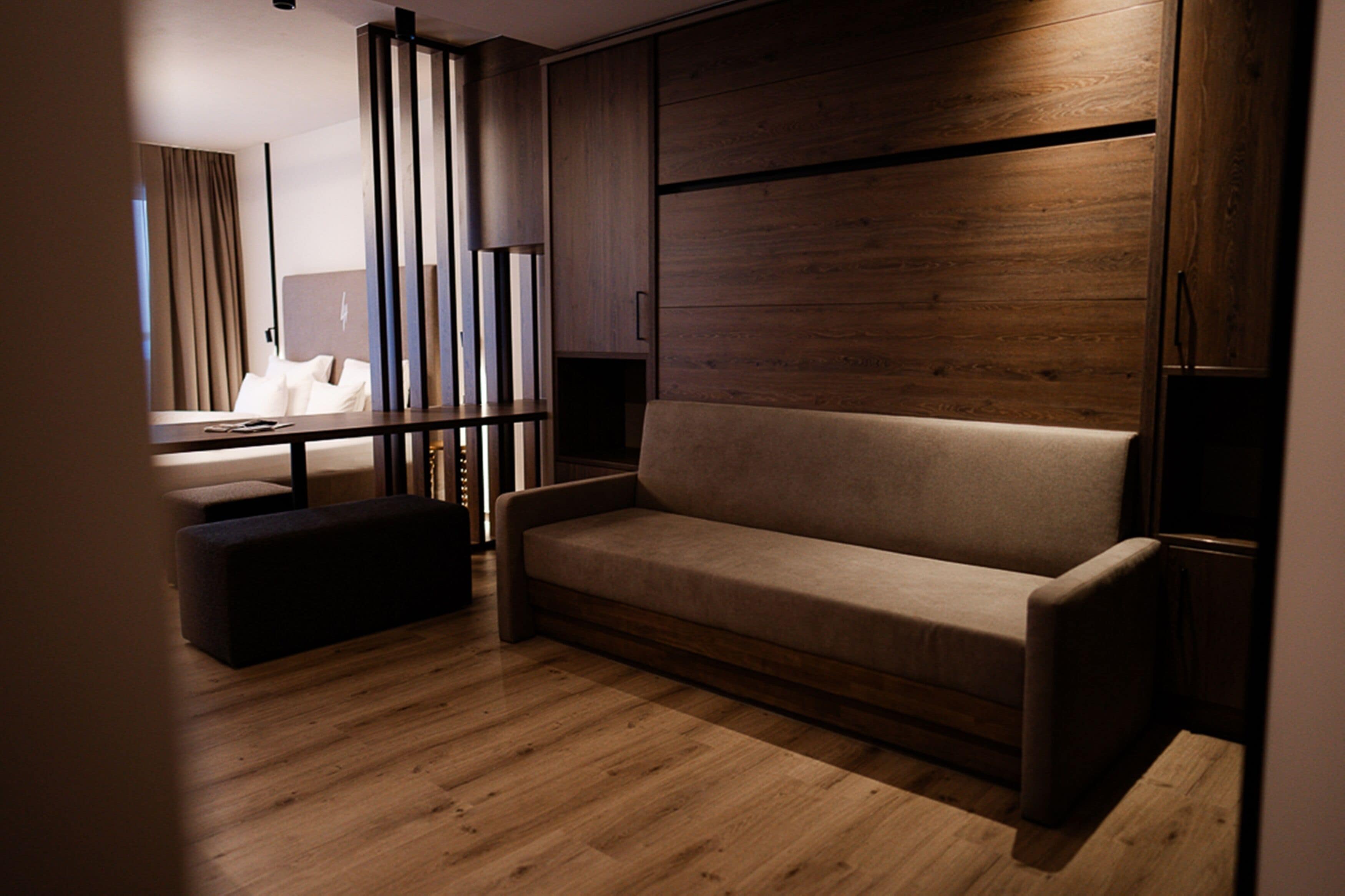 Ropa de cama hipoalergénica y caja de seguridad en la habitación 