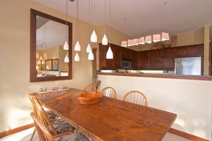 Dining - Bluff 9 townhouse with beautiful view (Whistler)