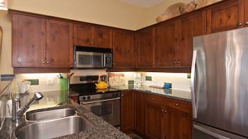 Een koelkast, een microgolfoven, een oven, een kookplaat