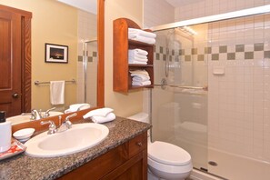 Hair dryer, shampoo - Bluff 9 townhouse with beautiful view (Whistler)