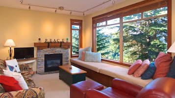 Televisie en een open haard