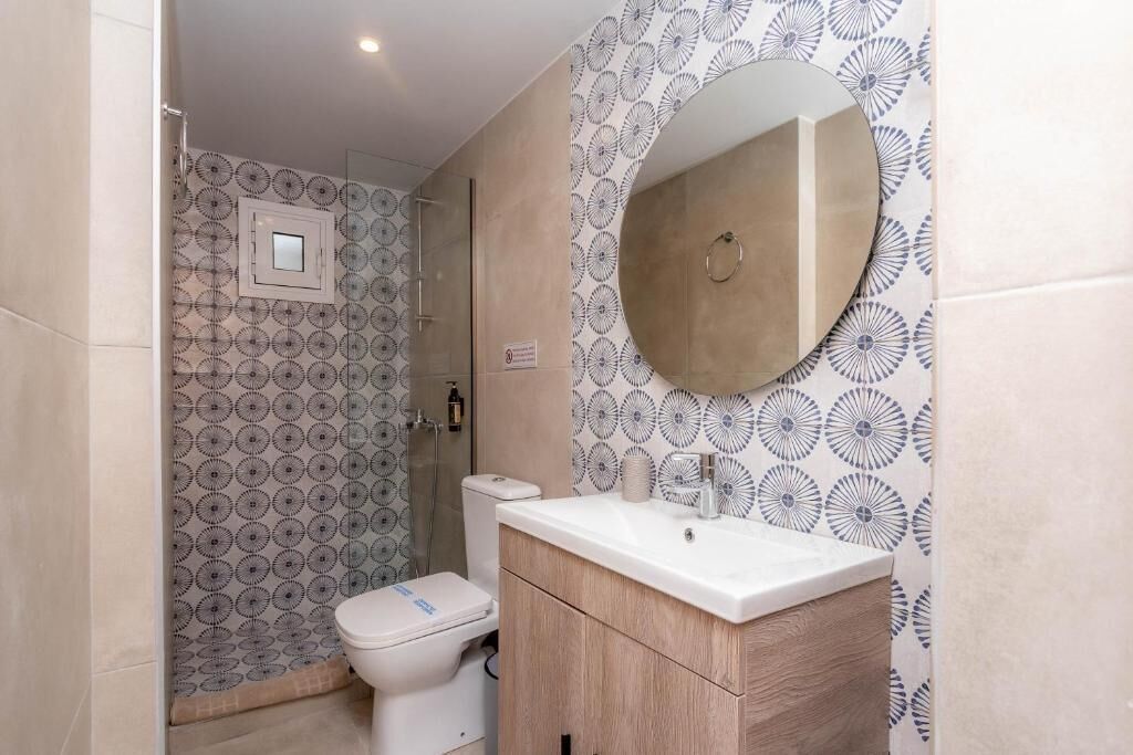 Premium Apartment | Bathroom | Shower, rainfall showerhead, hair dryer, towels