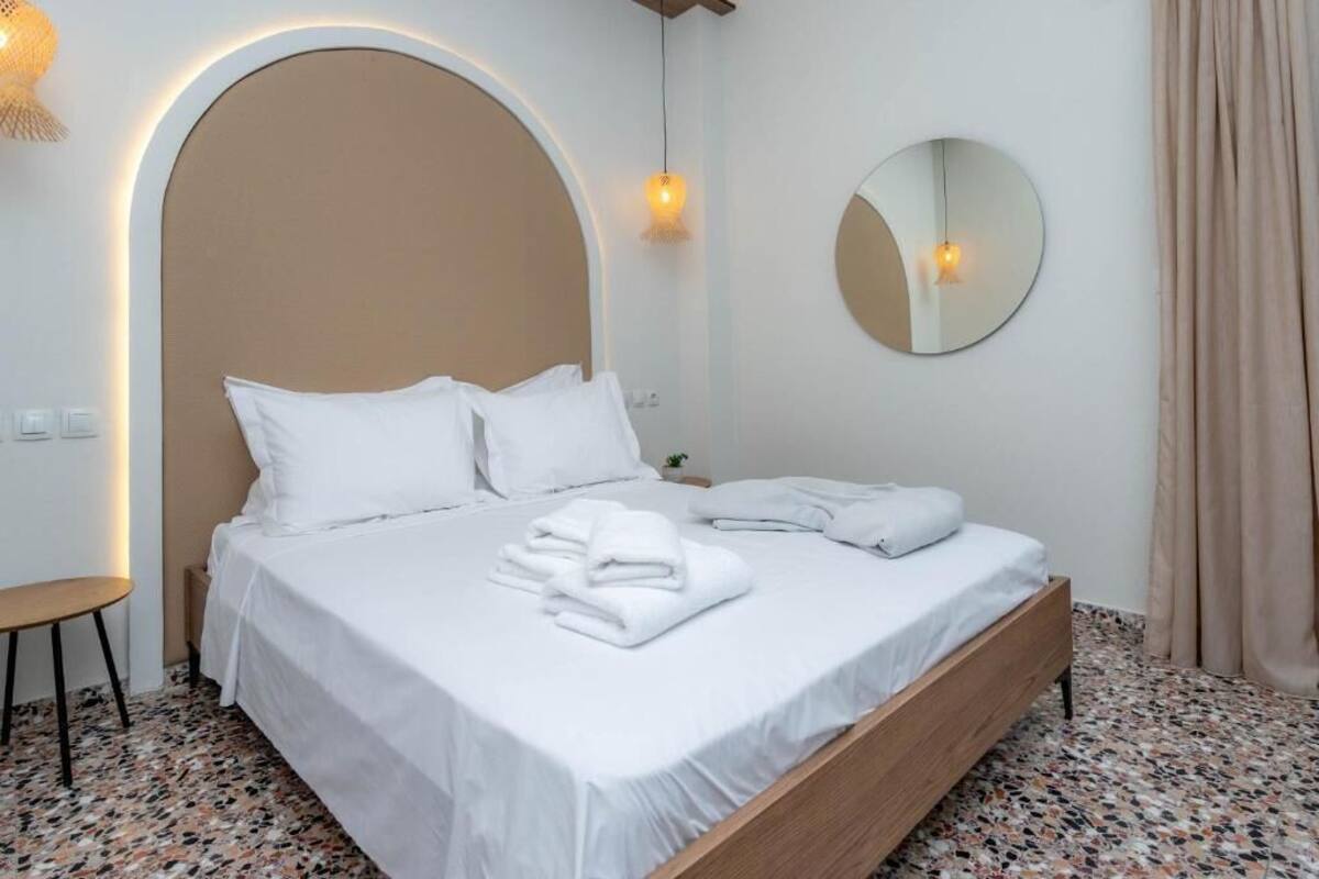 Laptop workspace, soundproofing, free WiFi, bed sheets