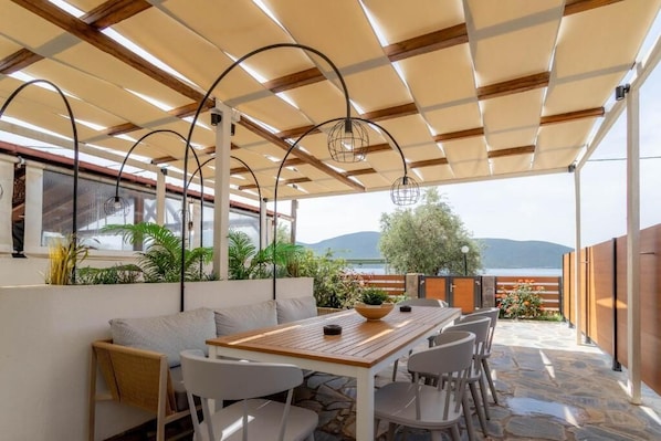 Premium Apartment | Living area | Flat-screen TV - Pteleo apartments (Almyros)