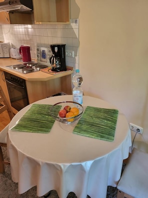 Køleskab, mikrobølgeovn, ovn, kogeplade