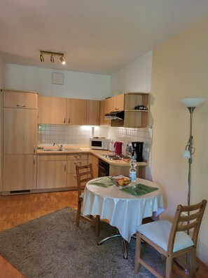 Frigorifero, microonde, forno, piano cottura