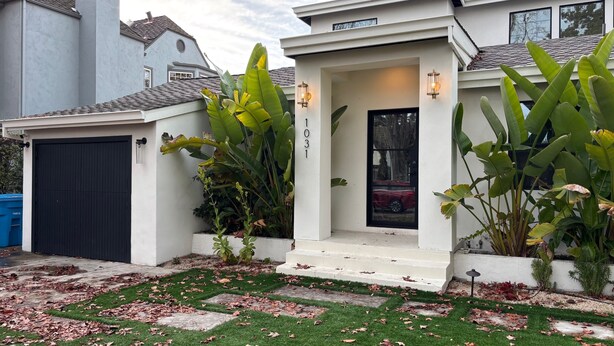 A modern house with a garage, a front porch with steps, and a driveway with a lawn and scattered leaves. - Cozy 1-bedroom/studio with AC, WiFi 5 min from Palo Alto in Menlo Park (Menlo Park)