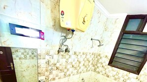 Une salle de bain avec un lavabo, des toilettes et une douche.