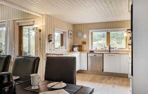 Kühlschrank, Geschirrspüler, Wasserkocher mit Kaffee-/Teezubehör