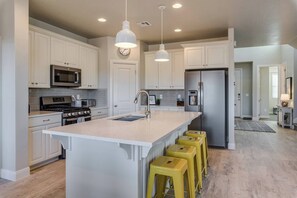 Private kitchen - Family Adventure Near Zion 4 Bed 4 Bath sleeps 16 (Washington)