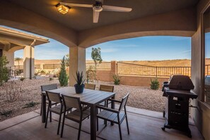 Outdoor dining - Family Adventure Near Zion 4 Bed 4 Bath sleeps 16 (Washington)