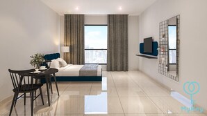 Ein modernes Hotelzimmer mit Bett, Schreibtisch, Sessel, Fernseher und Blick auf die Stadt.