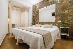 Comfort Twin Room, 2 Twin Beds, Balcony, Courtyard View | 1 bedroom, desk, laptop workspace, free WiFi