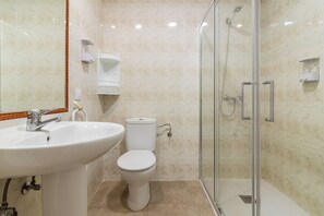 Shower, towels, soap, shampoo - Pensión Doña Norma (Cáceres)