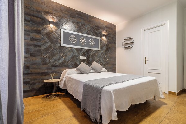 Comfort Suite | Desk, laptop workspace, free WiFi, bed sheets - Pensión Doña Norma (Cáceres)