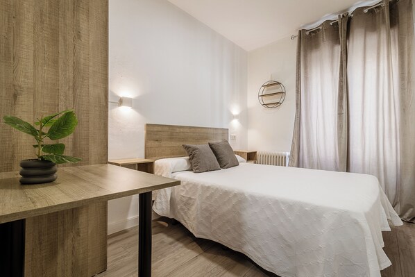 1 bedroom, desk, laptop workspace, free WiFi