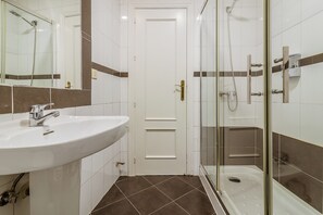 컴포트 트윈룸, 싱글침대 2개, 발코니, 마당 전망 | 욕실 | 샤워 시설, 타월, 비누, 샴푸