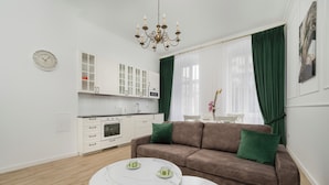 1 habitación, escritorio, espacio para trabajar con laptop y cunas 