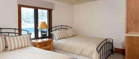3 bedrooms, iron/ironing board, Internet, bed sheets