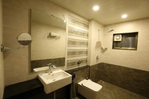 Habitación Club | Baño | Ducha, cabezal de ducha tipo lluvia, toallas y jabón