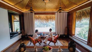 Bungalow Romantique, balcon, vue montagne | Coin séjour