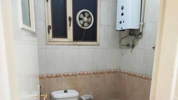 Bidet, serviettes fournies, savon, papier toilette